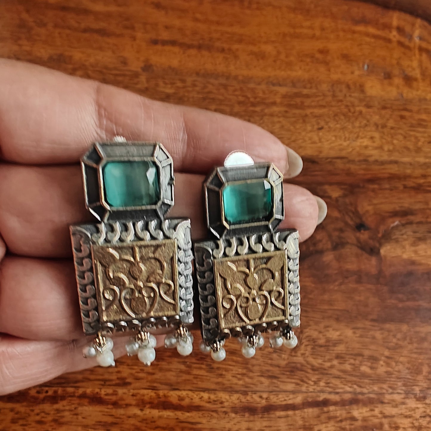 Dual tone earrings with stone and engraving