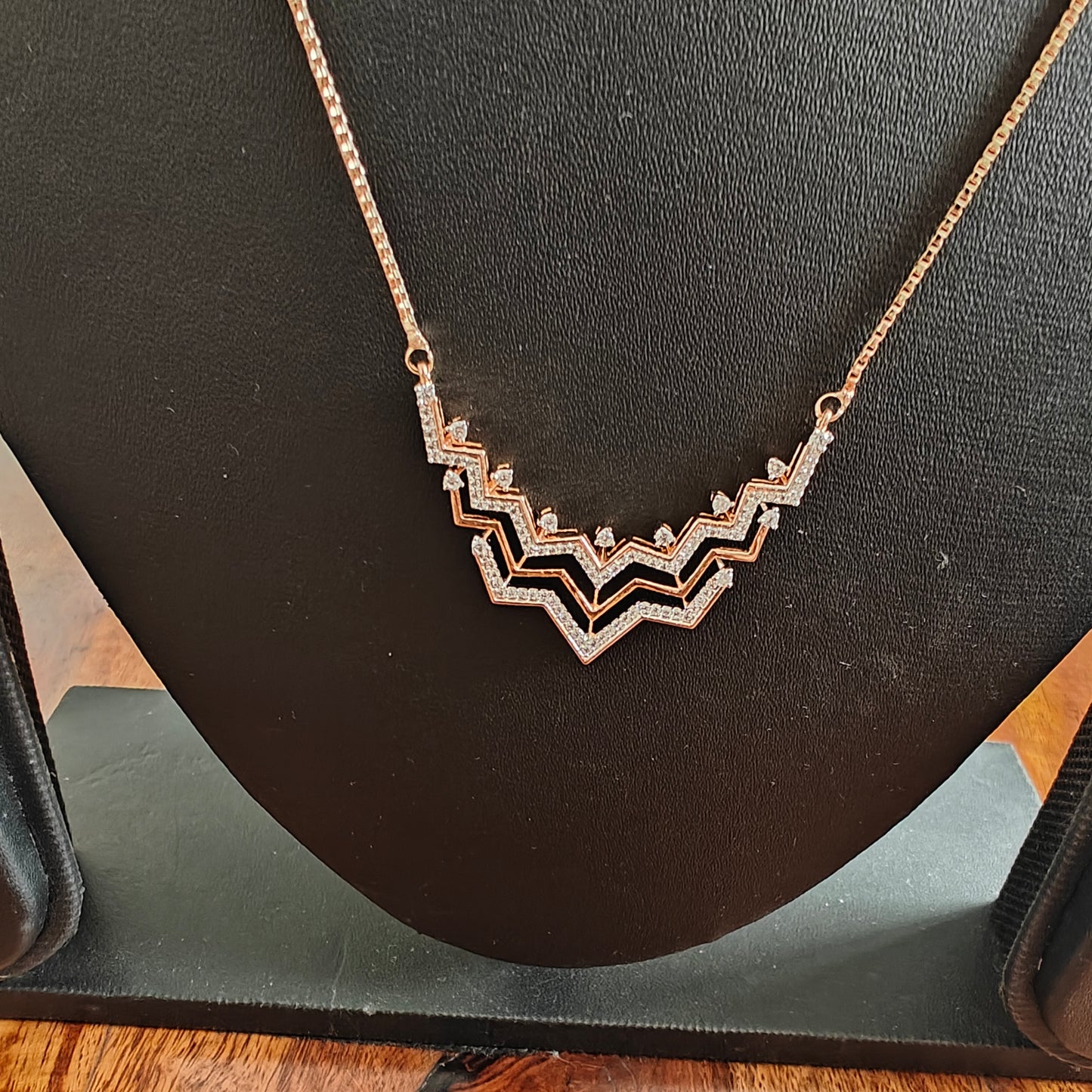 Tvesa set with zigzag pattern