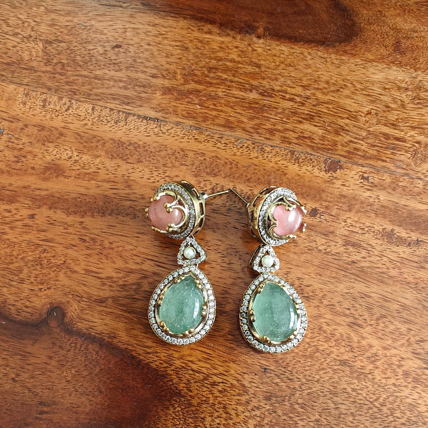 Saya multicolour stones set with pearls