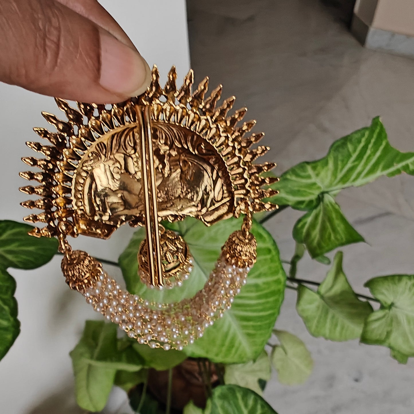 Juda/bun pin in gold with work with pearl hanging below