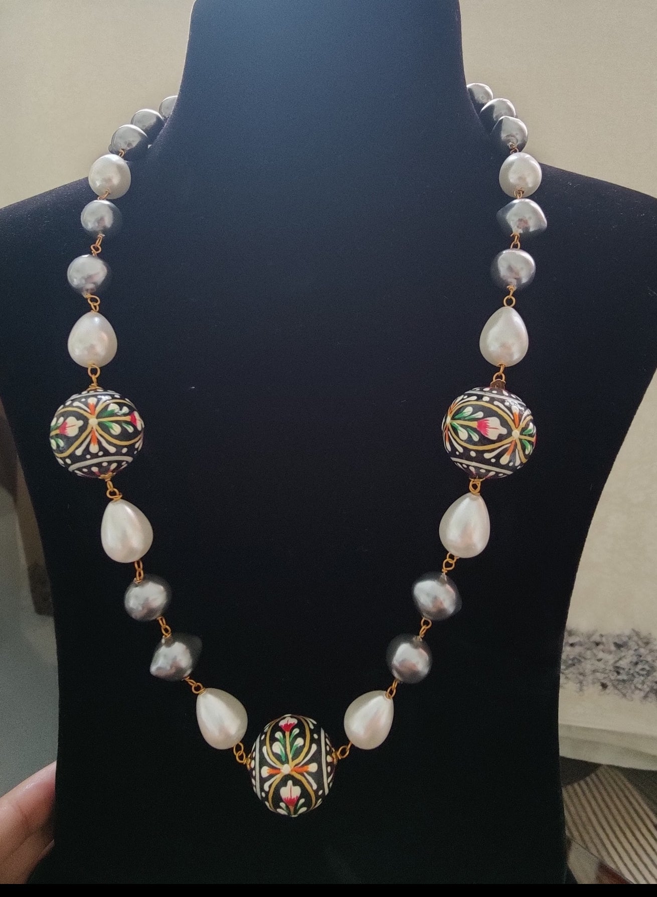 Asvika painted beads set with baraque pearls