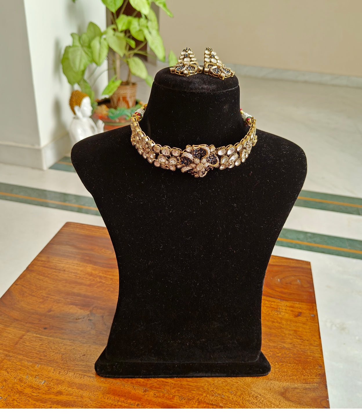 Tanuka choker set with moissanite and stone on top