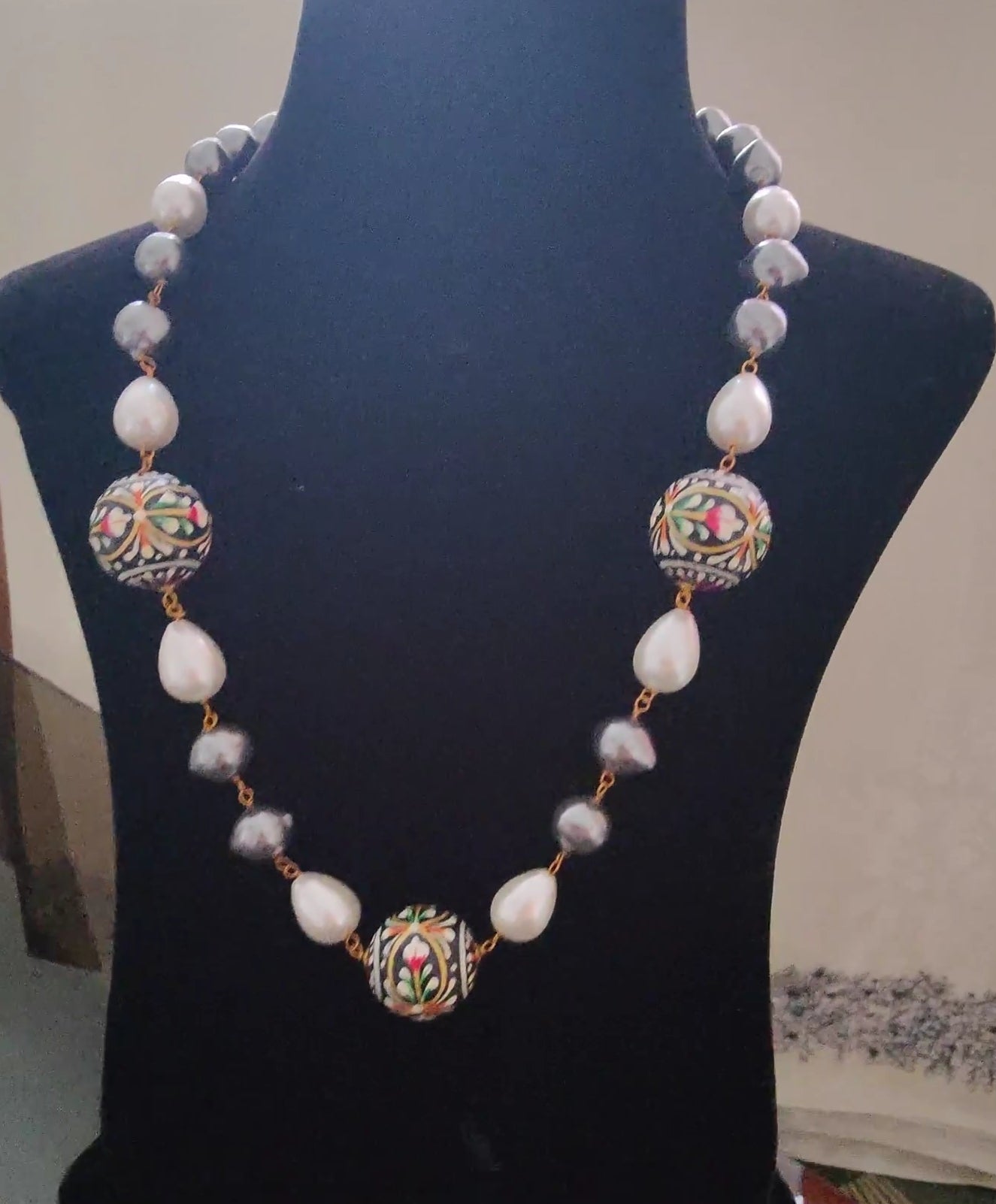 Asvika painted beads set with baraque pearls