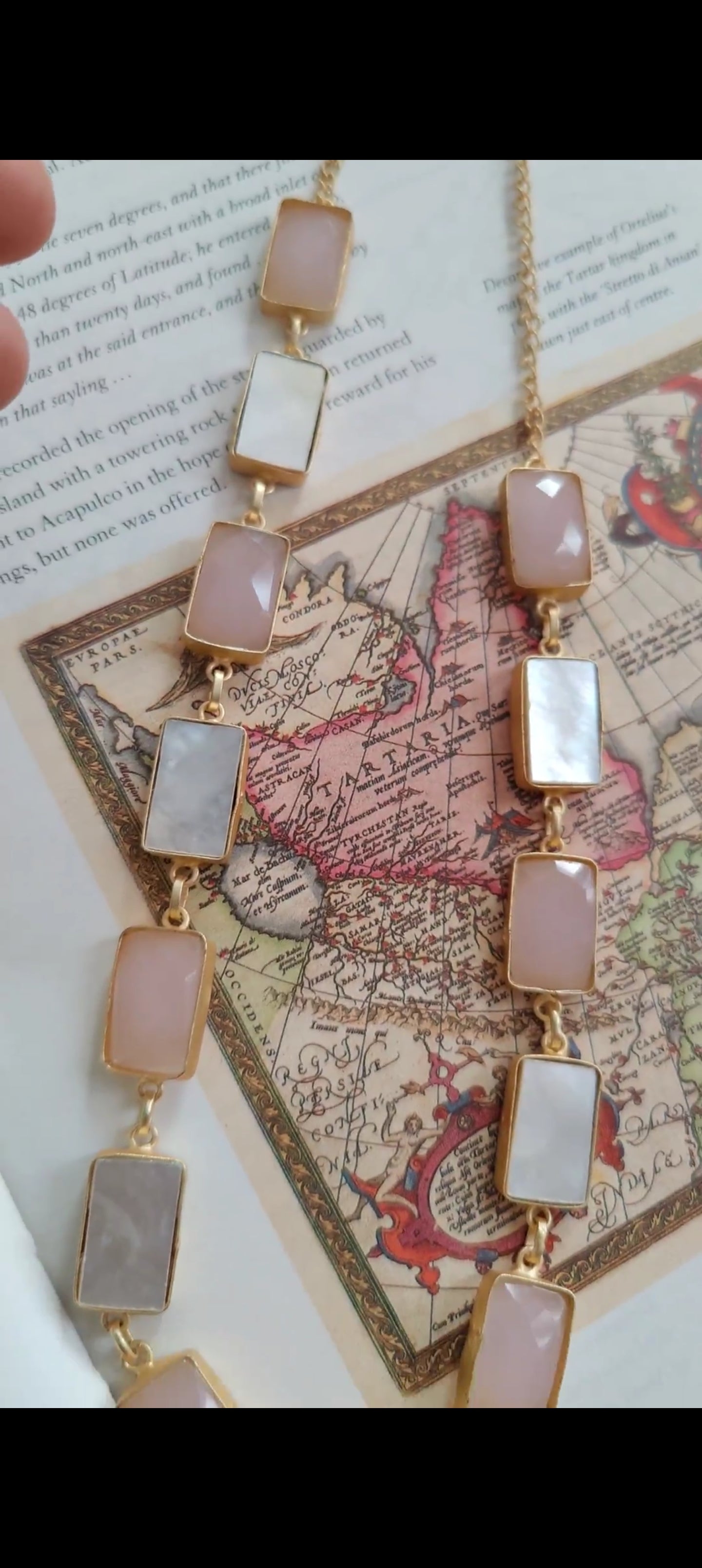 Set with mother of pearl and pink stone pieces