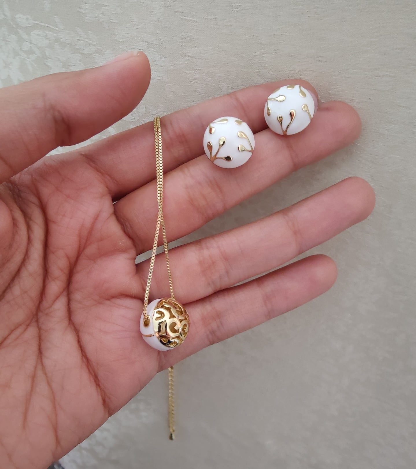 Charuprabha pendant set with white and gold