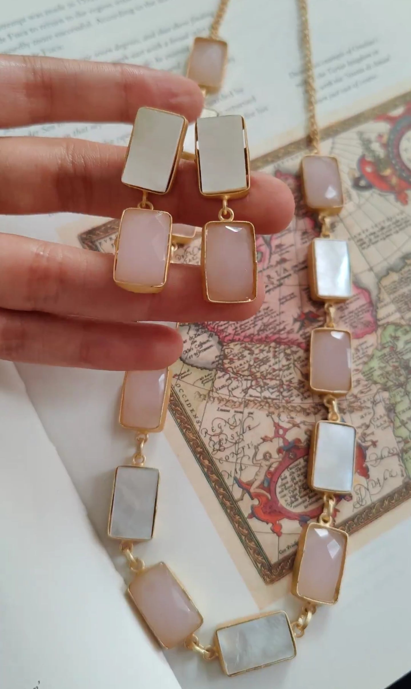 Set with mother of pearl and pink stone pieces