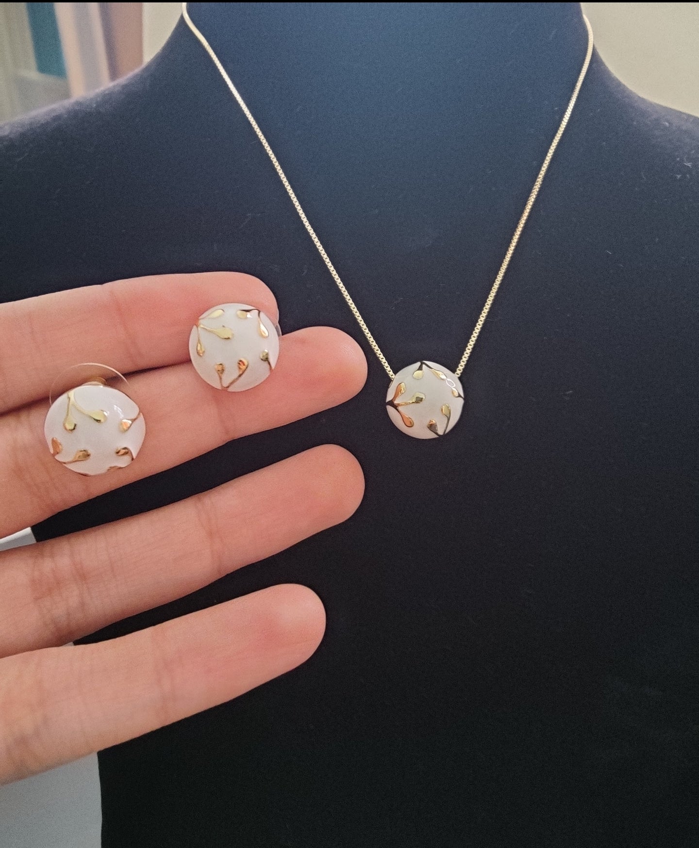 Charuprabha pendant set with white and gold
