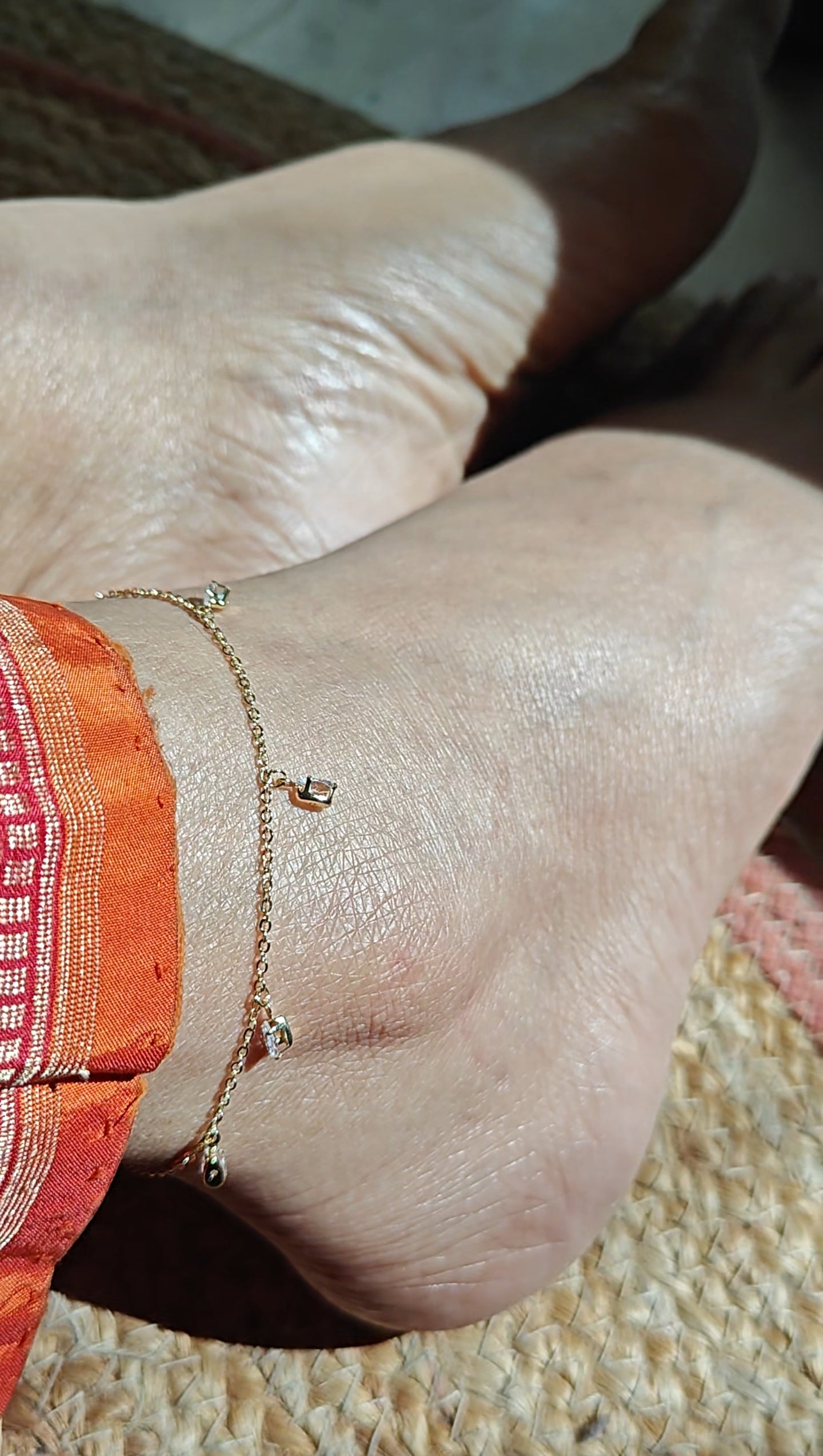 Single anklet with crystal hangings
