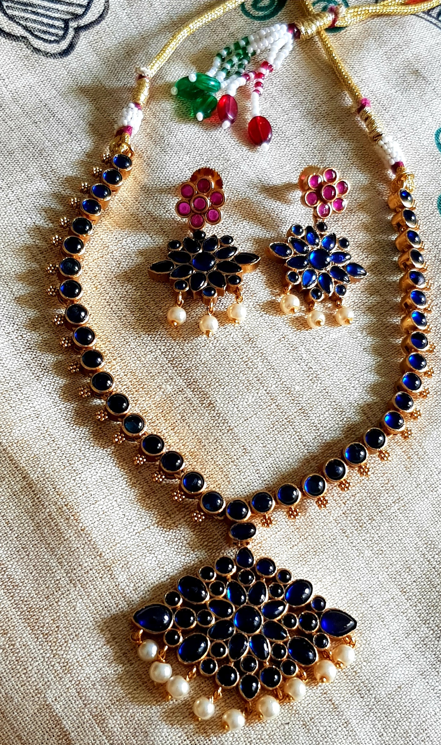 Reversible kemp set, in emerald green and ruby-navratan stone inlay
