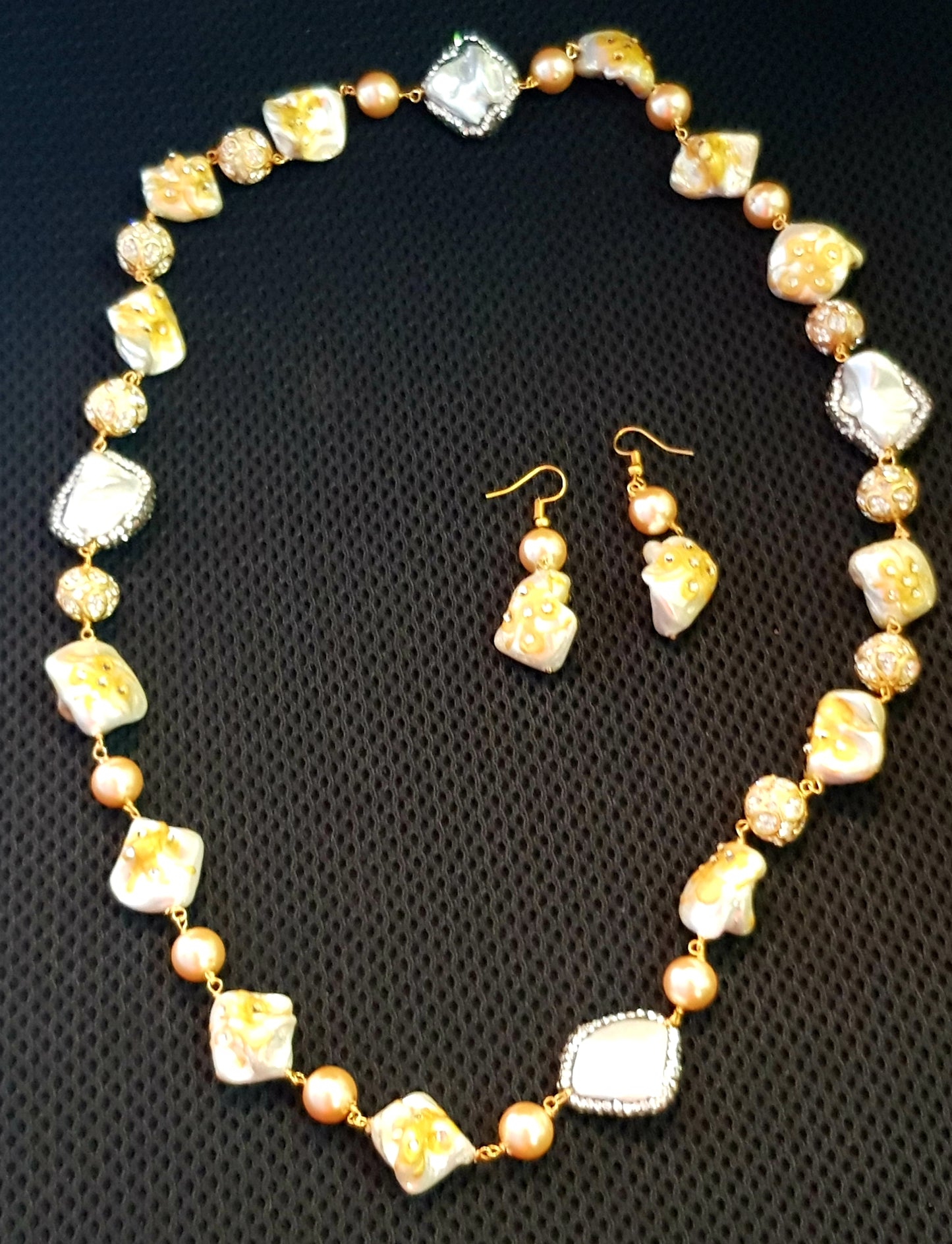 Set with necklace in white baroque pearl with gold detailing,matching earrings