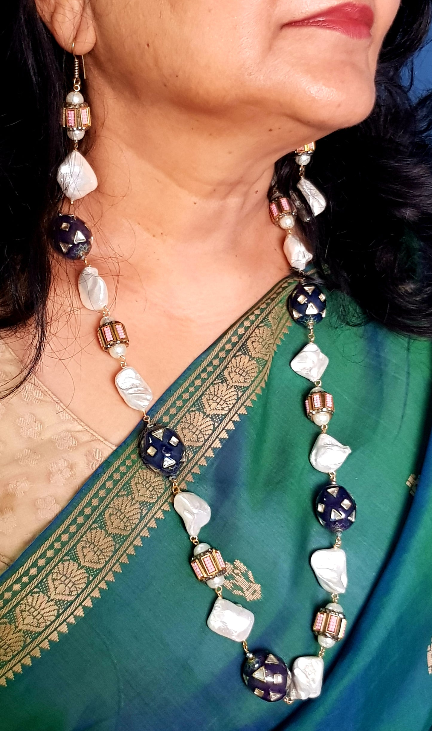 Set with rectangular metal beads in pink/green inter spaced with white baroque pearl and blue/red metal beads , matching earring