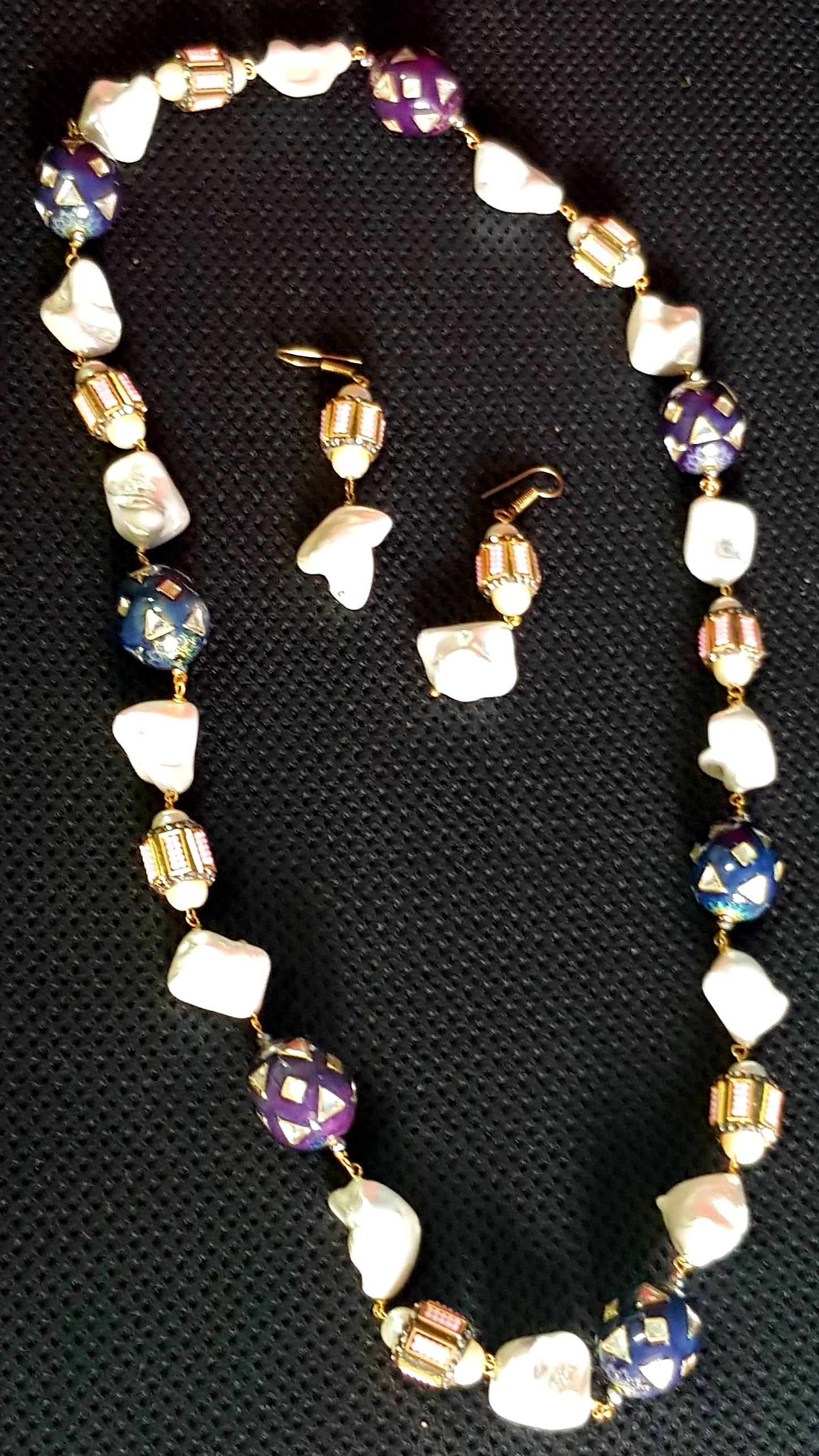 Set with rectangular metal beads in pink/green inter spaced with white baroque pearl and blue/red metal beads , matching earring