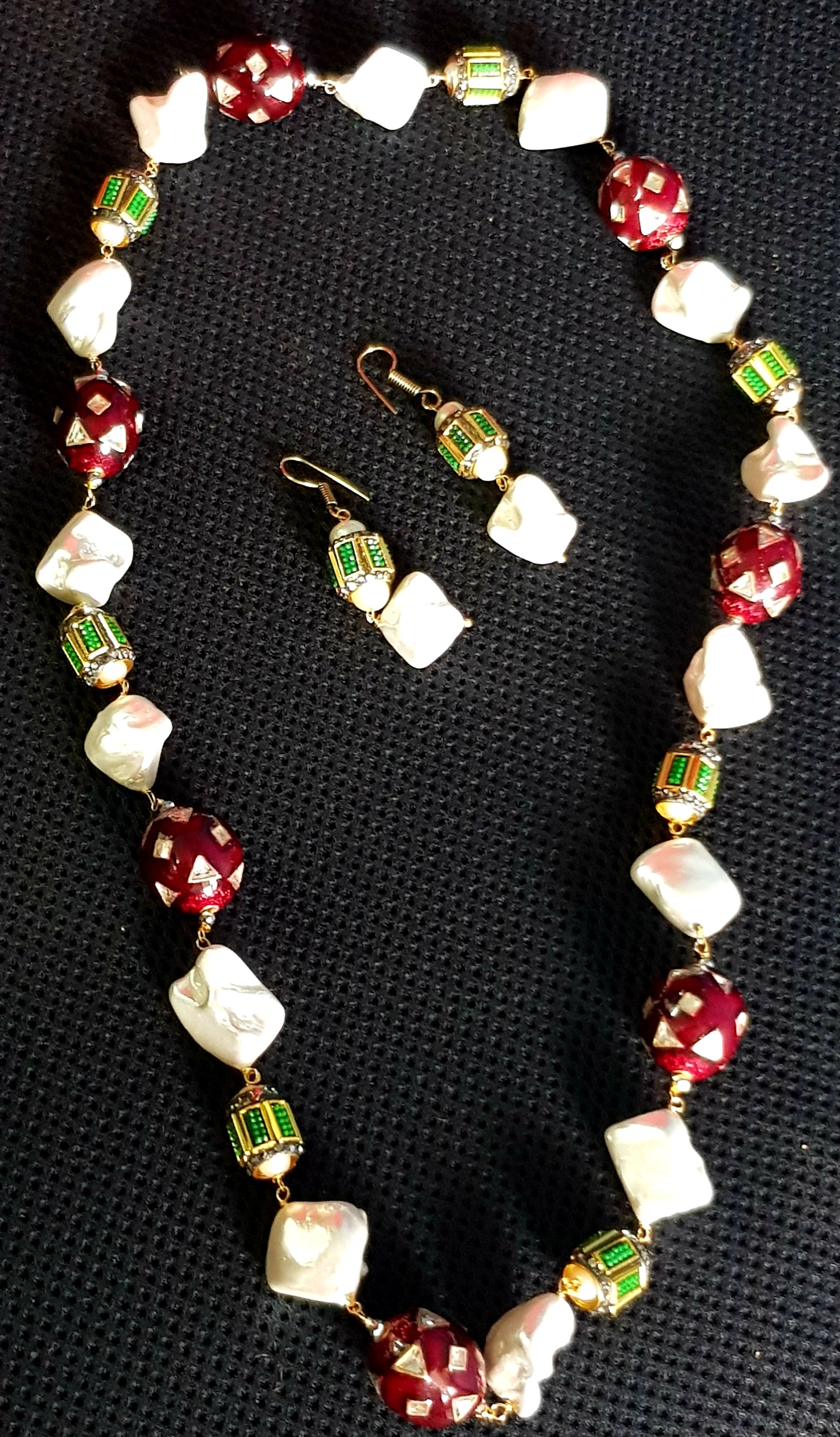 Set with rectangular metal beads in pink/green inter spaced with white baroque pearl and blue/red metal beads , matching earring