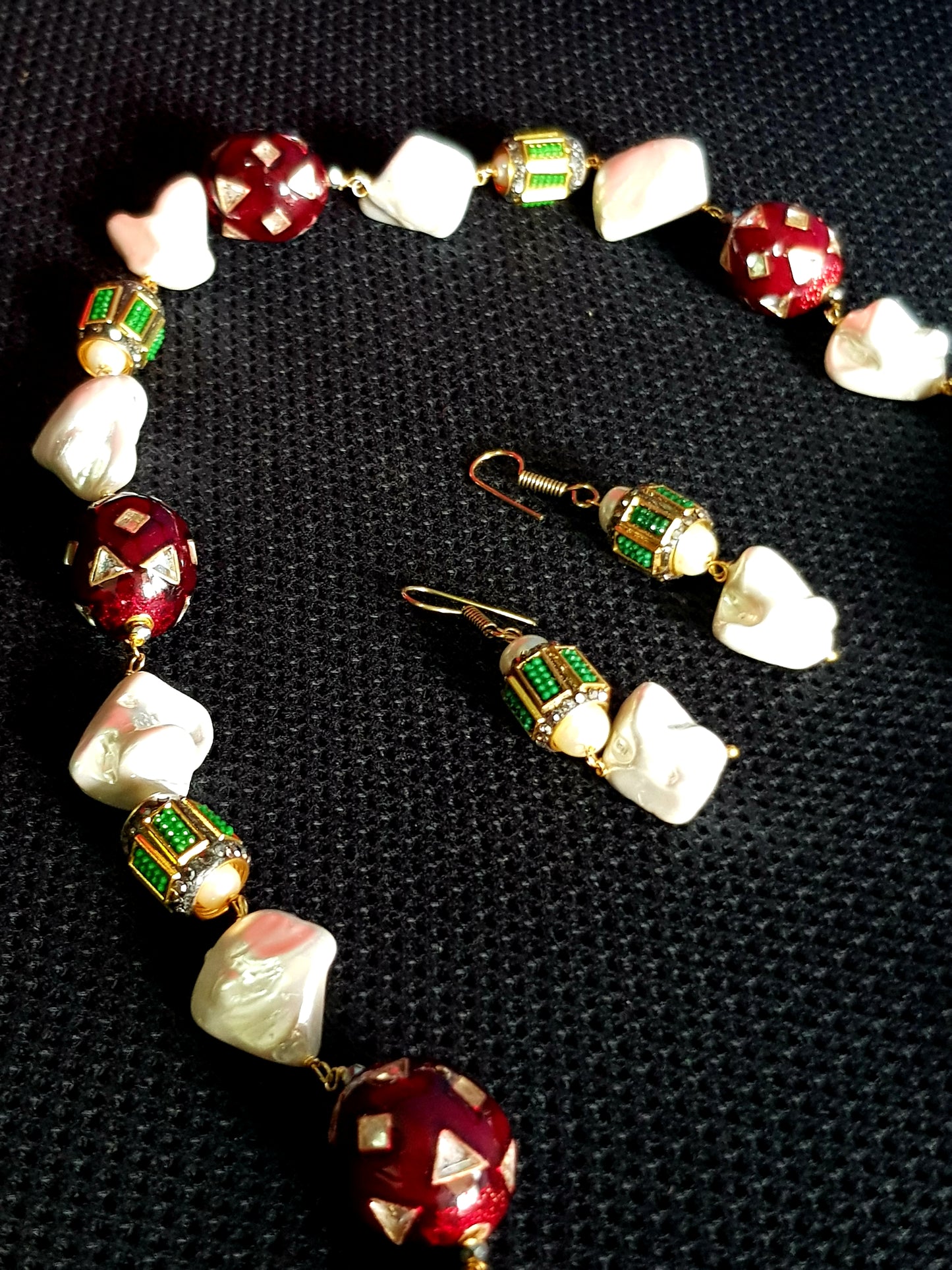 Set with rectangular metal beads in pink/green inter spaced with white baroque pearl and blue/red metal beads , matching earring