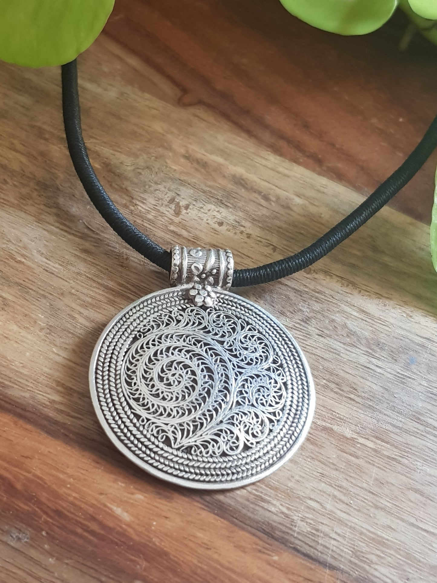 Shankha silver pendant necklace with filigree detailing