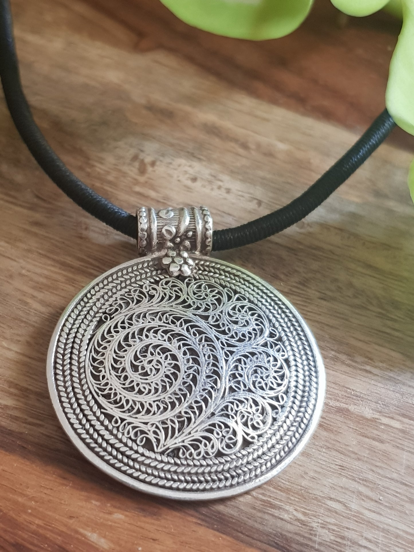 Shankha silver pendant necklace with filigree detailing