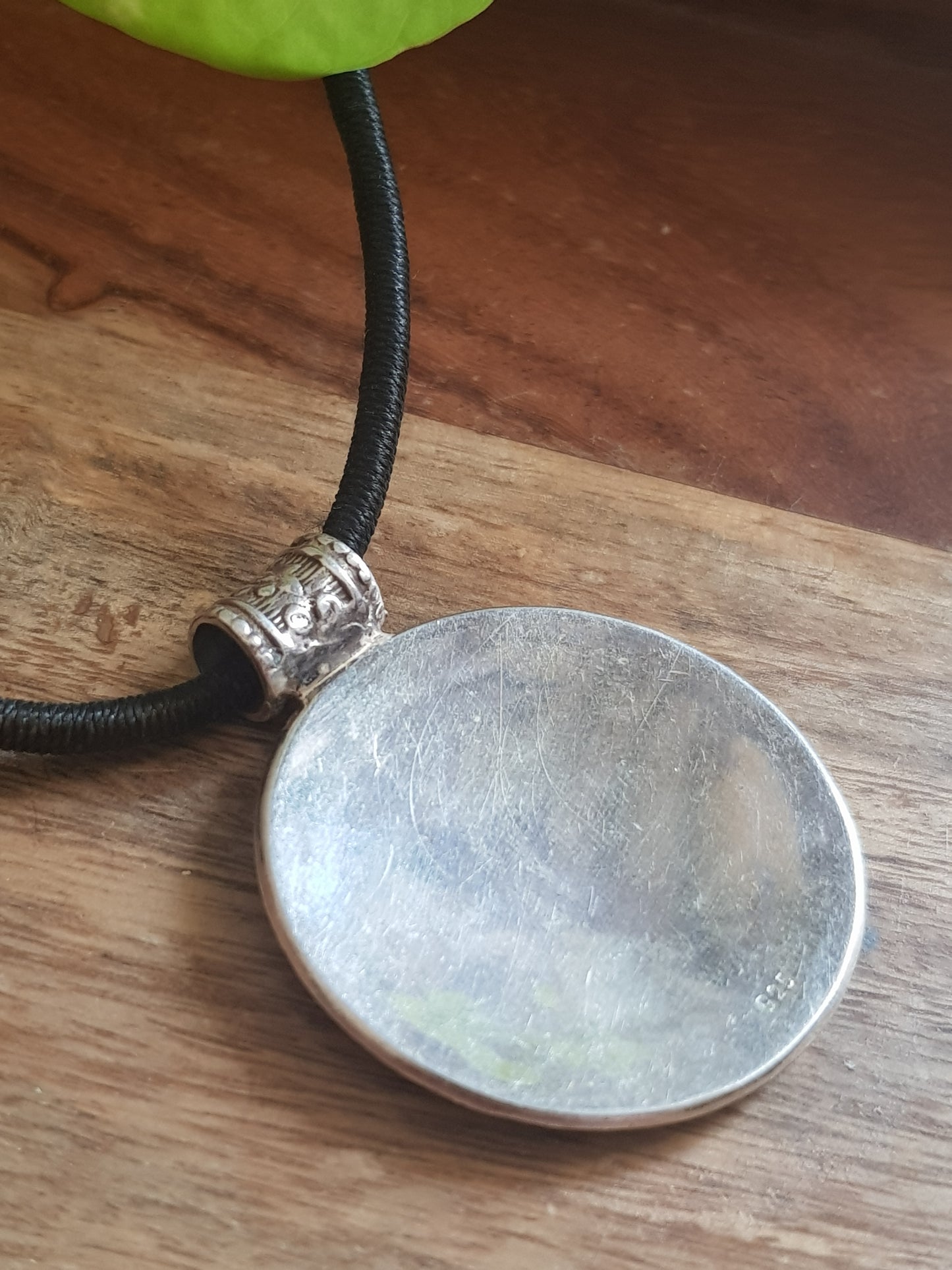Shankha silver pendant necklace with filigree detailing