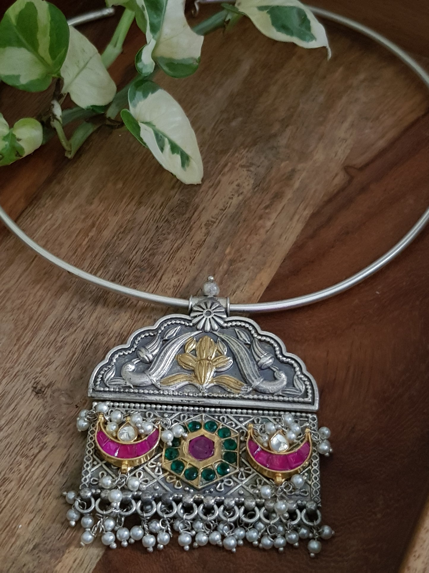 Silver finish pipe hasli (necklace),with a big pendant with jaali design with pachi kundan work