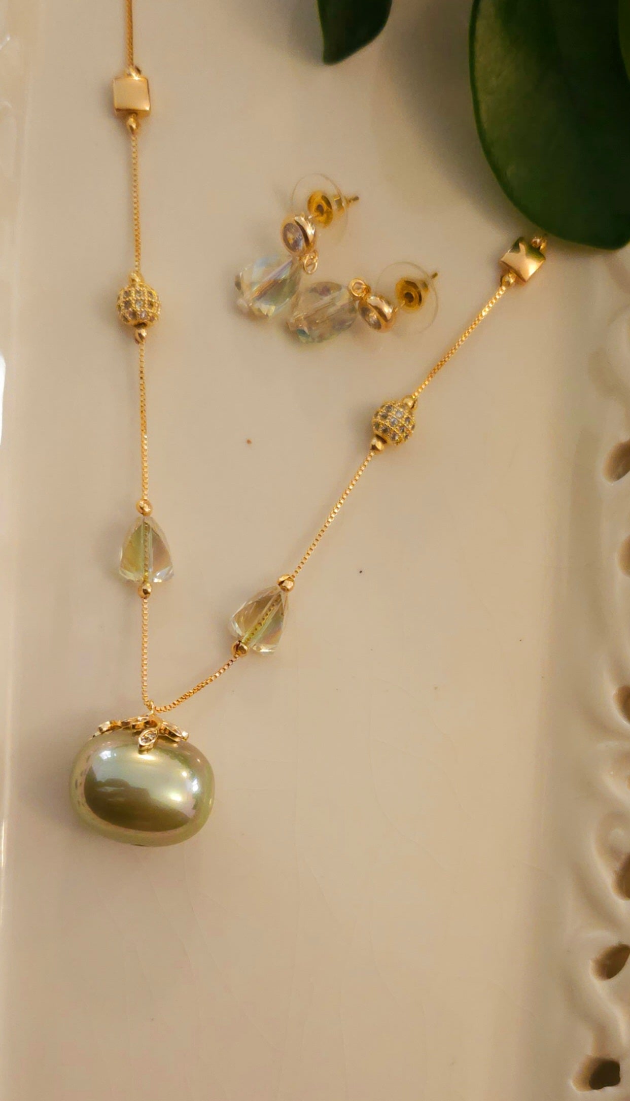 Baroque pearl necklace and earrings set