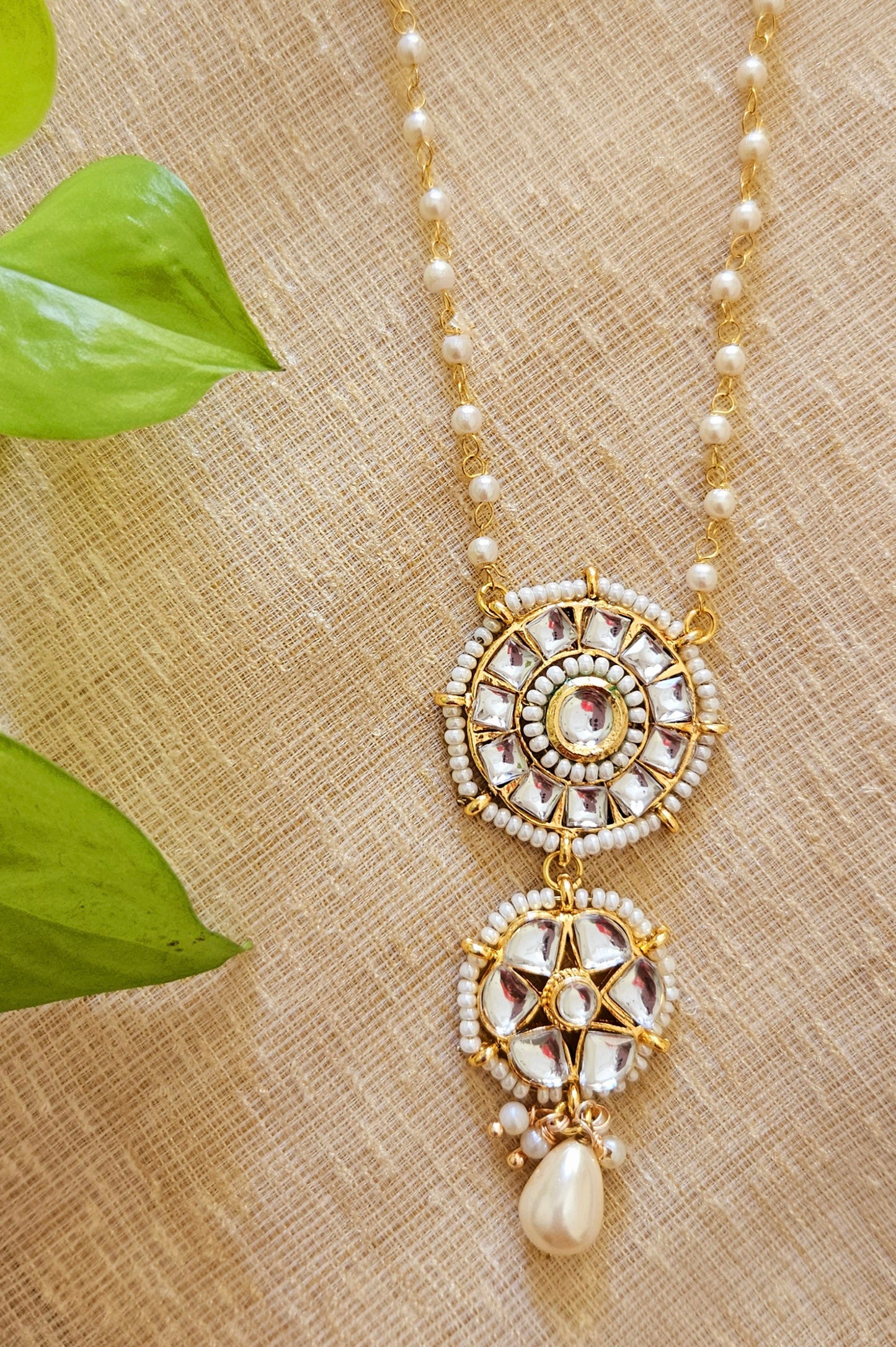 Necklace with pearl chain and kundan pendant (4 designs)