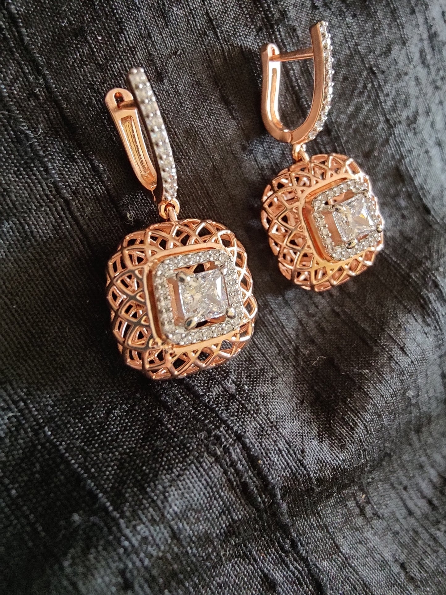 Elegant rose gold pendant and earrings set