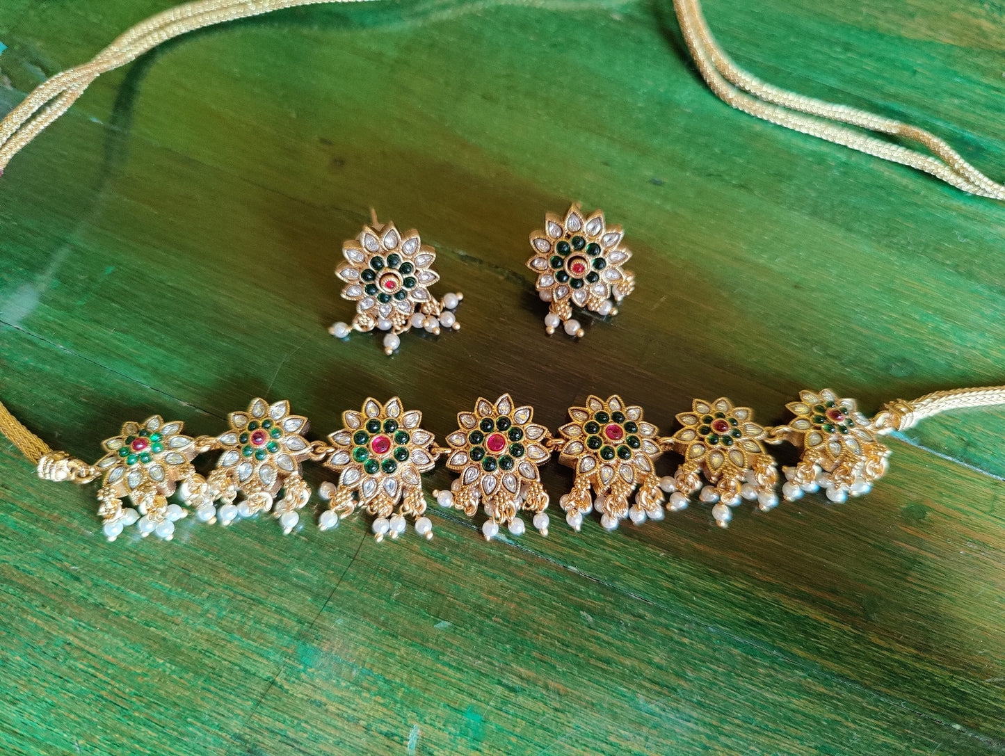 Reversible gold finish floral choker necklace with red/green kemp stones and pearls, with matching studs