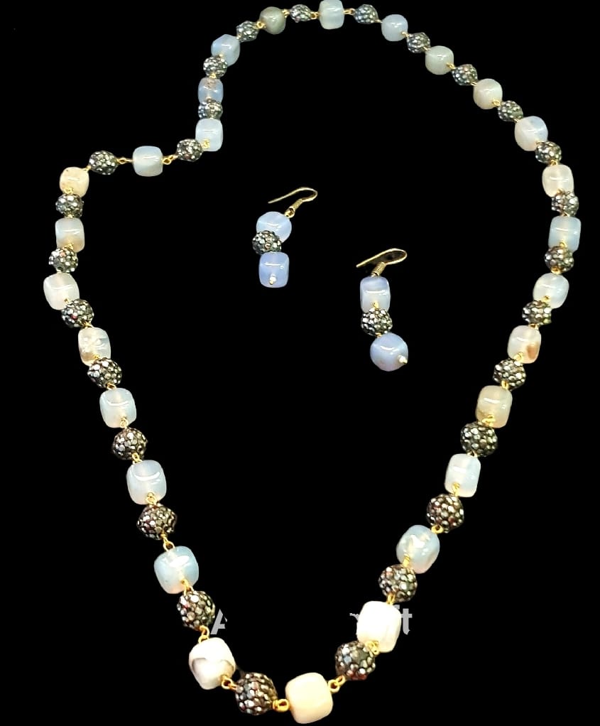 Set with black glittering metal beads coupled with square coloured stone.