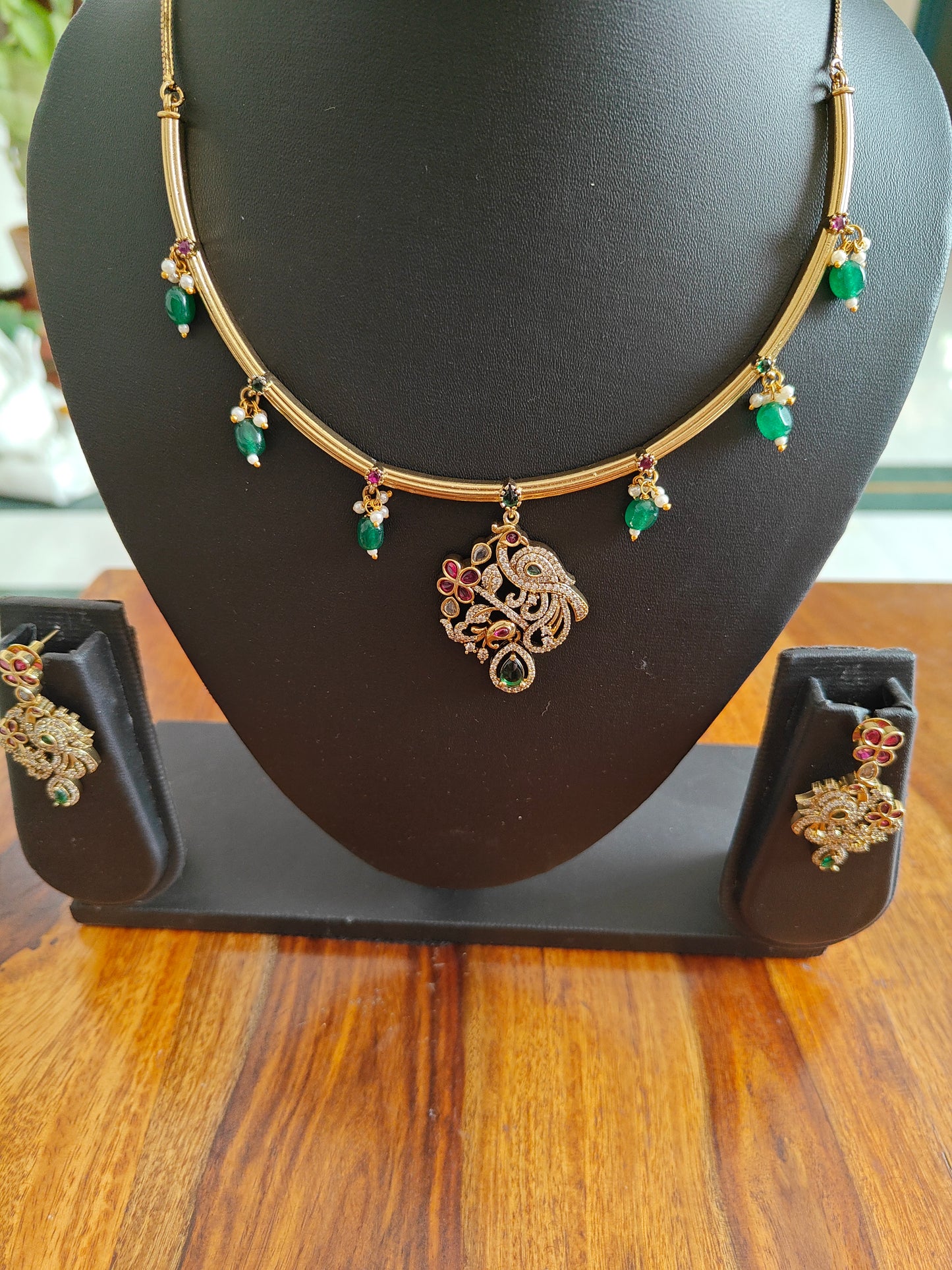 Kishori set with thin gold hasli