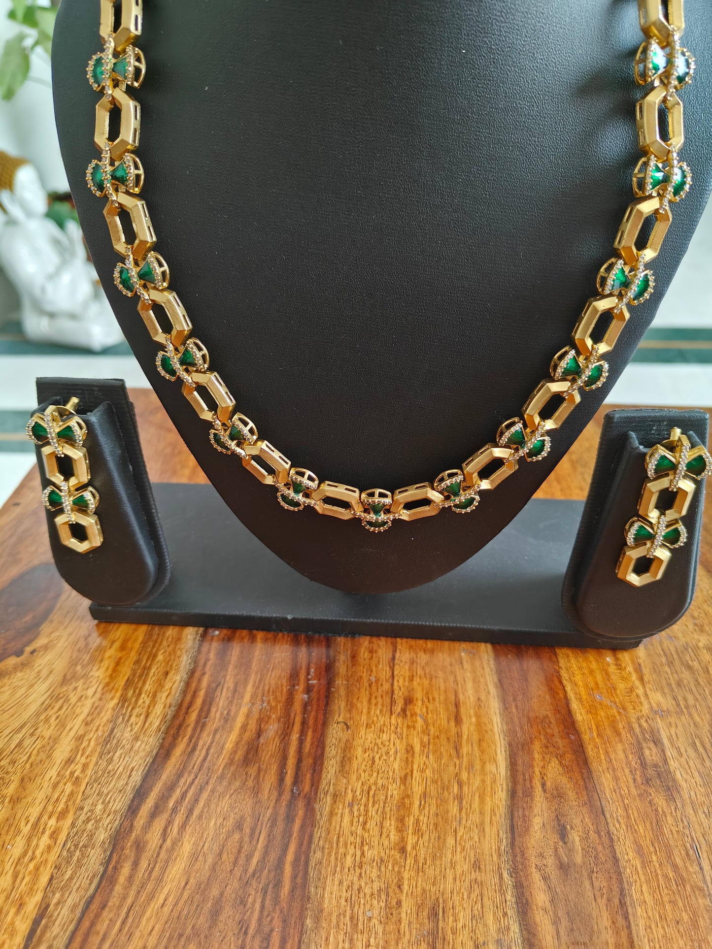 Latika set with gold links