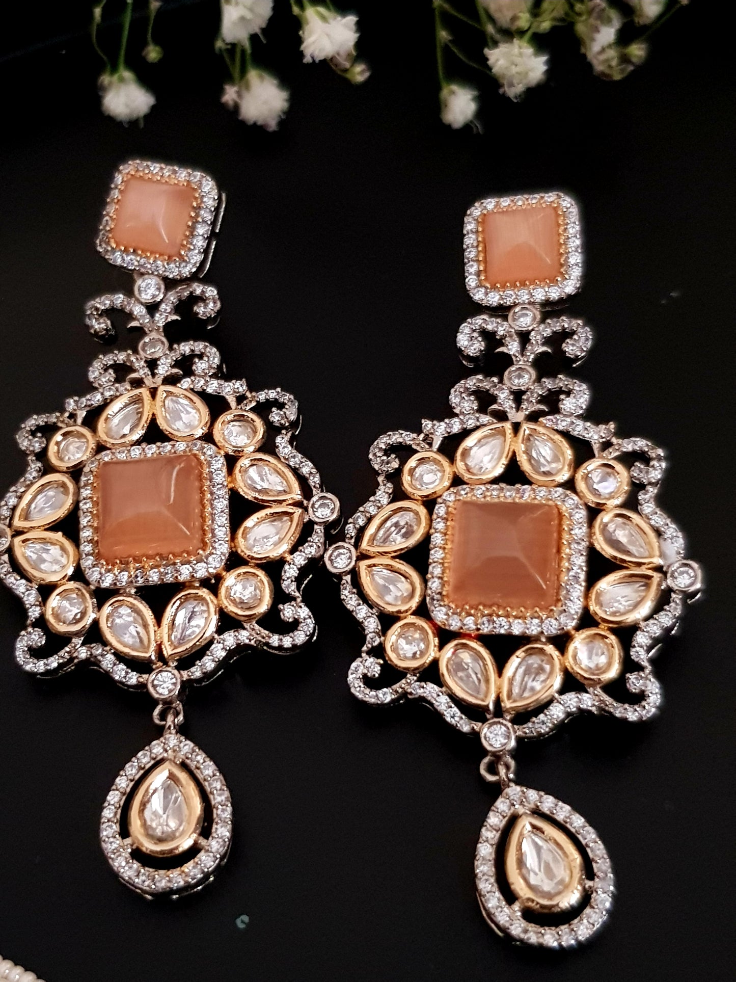 Kundan choker set with matching maangtika and earrings