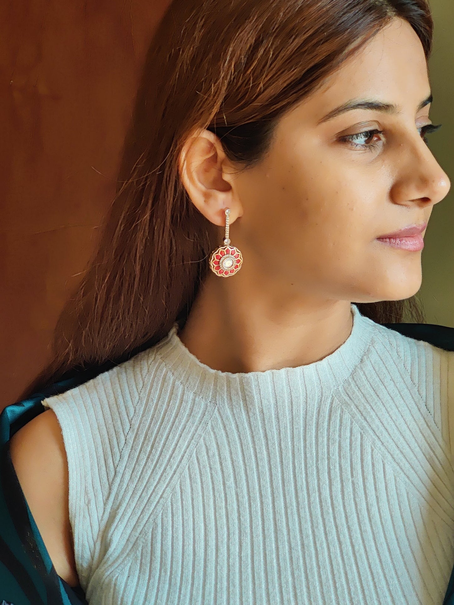 Pendulum earrings with  stone inlay