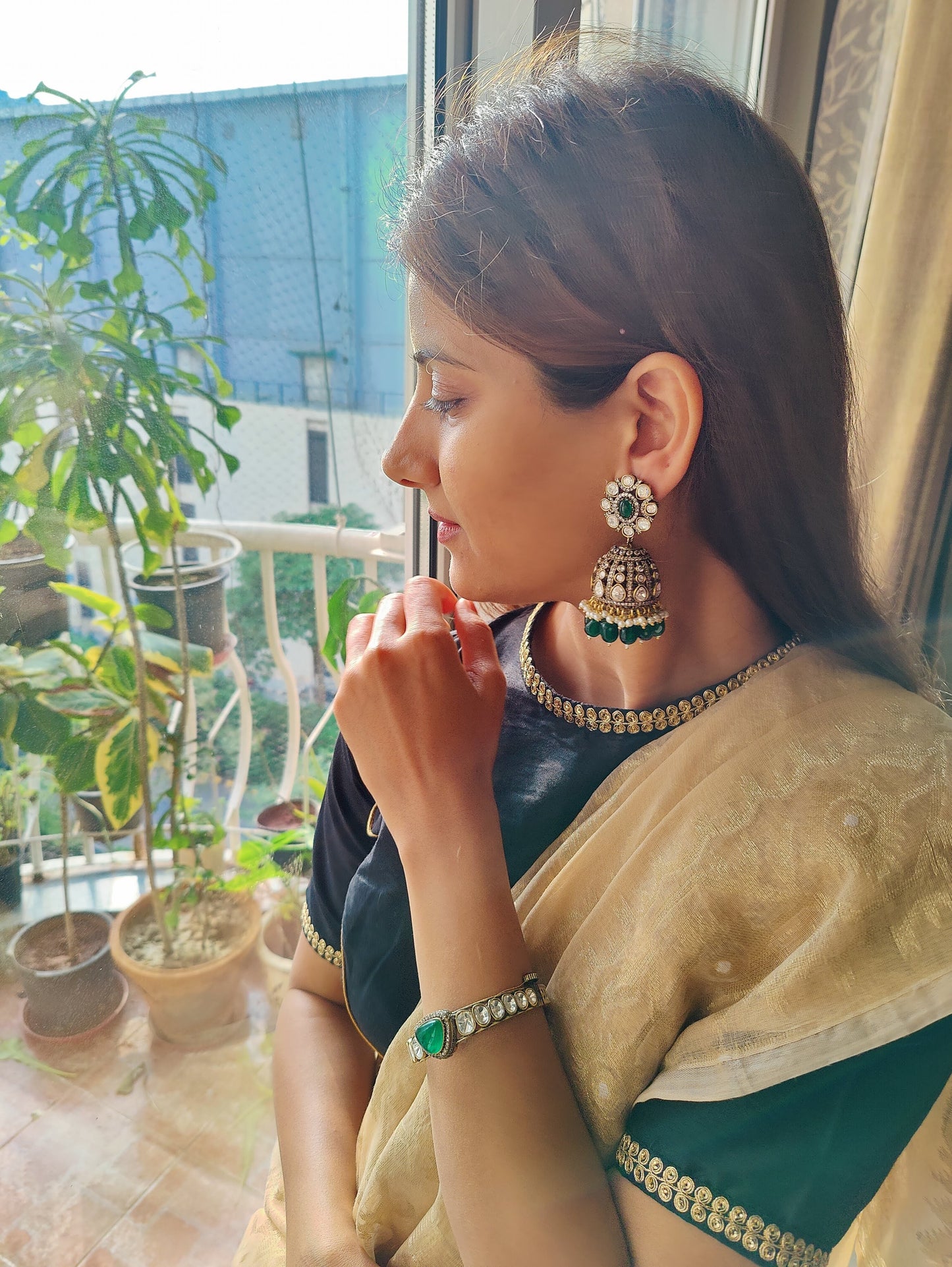 Bangle (kara) with a emerald green stone and kundan