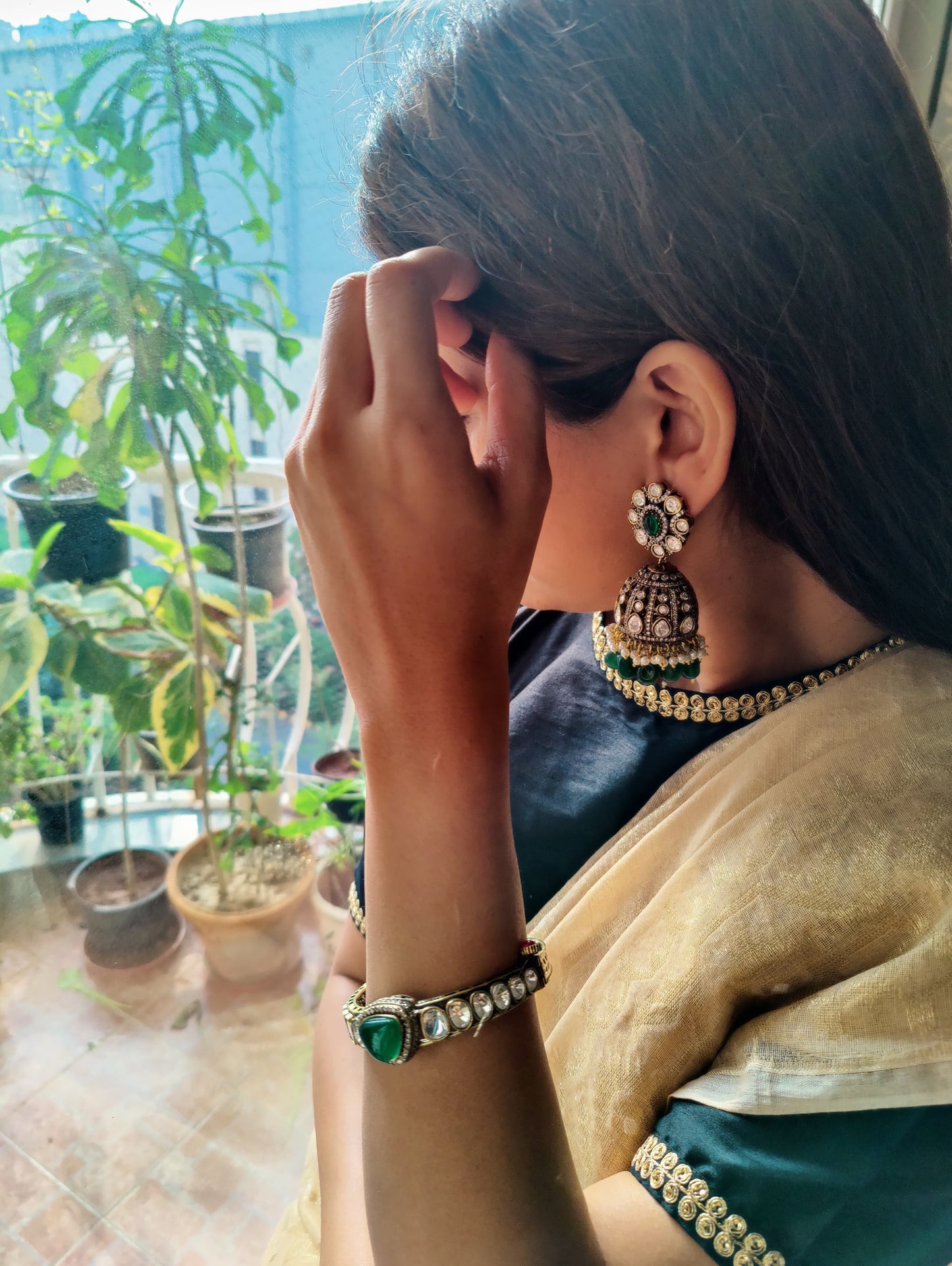 Bangle (kara) with a emerald green stone and kundan