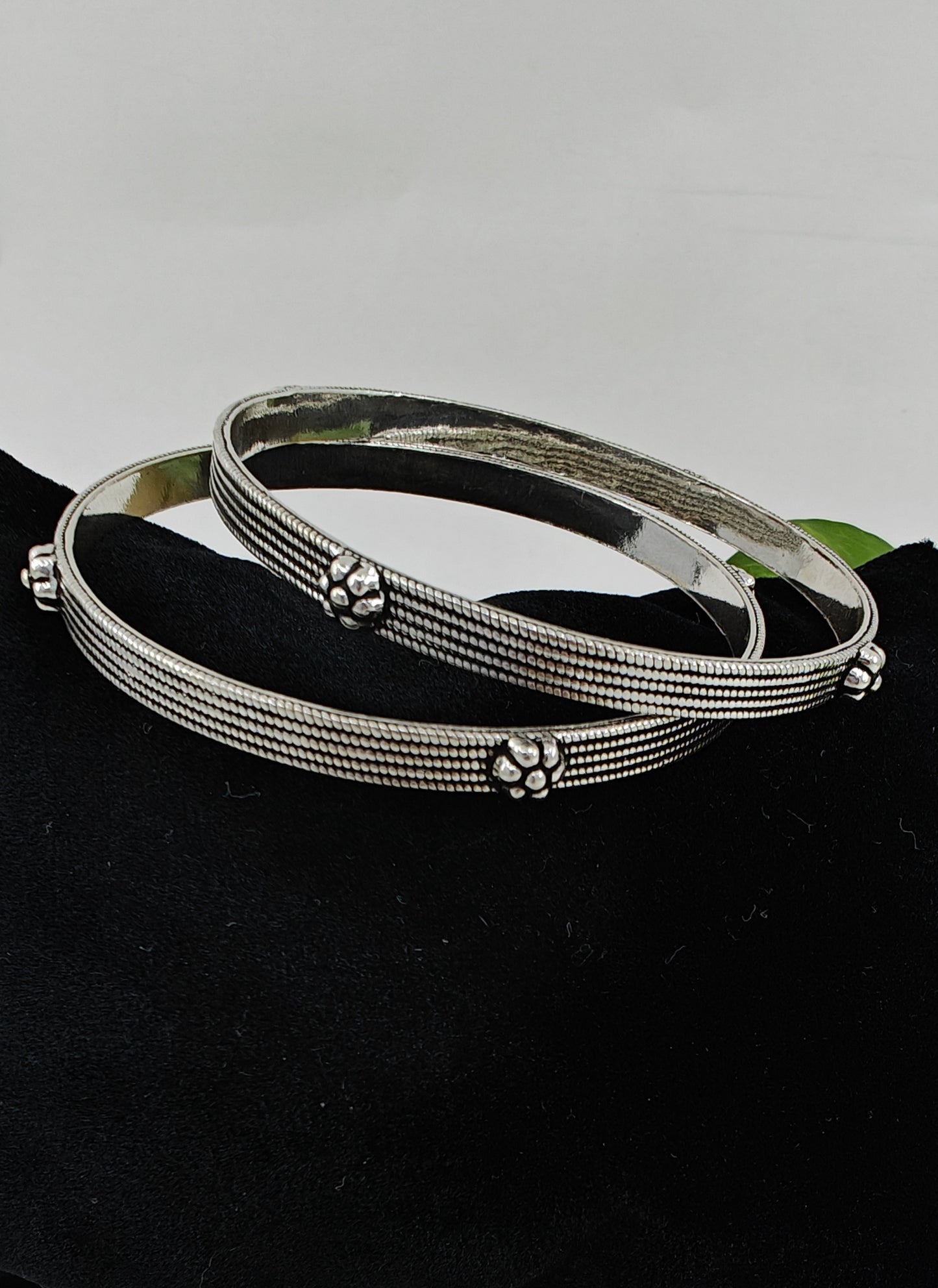 Silver bangles with flowers on top(2pc)