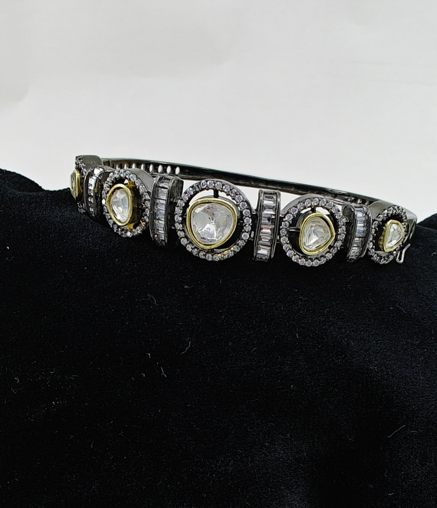 Bracelet with kundan pieces and baguette stones