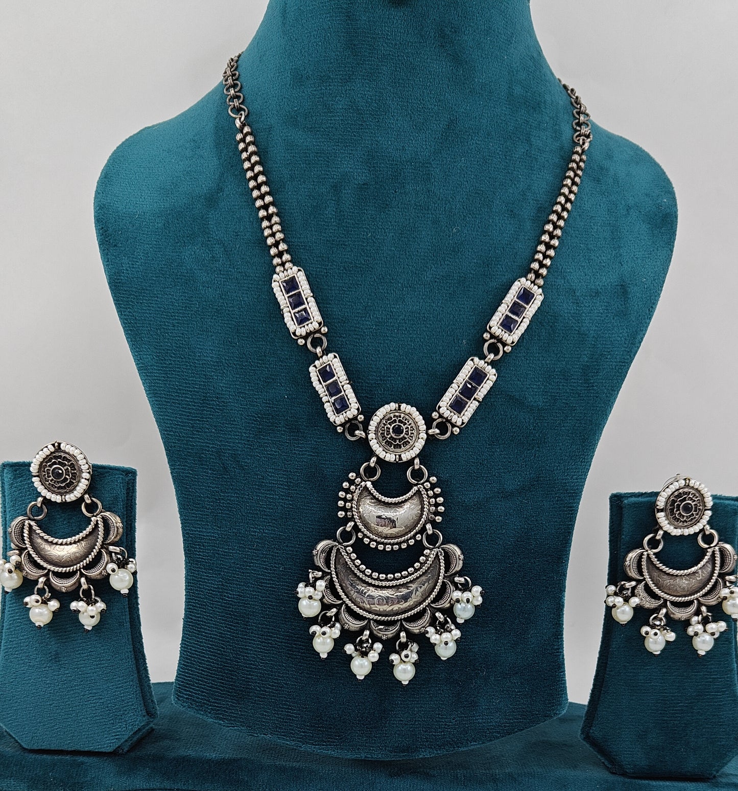 Set with pearls and embedded stones