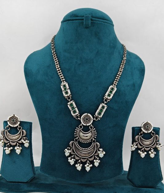 Set with pearls and embedded stones