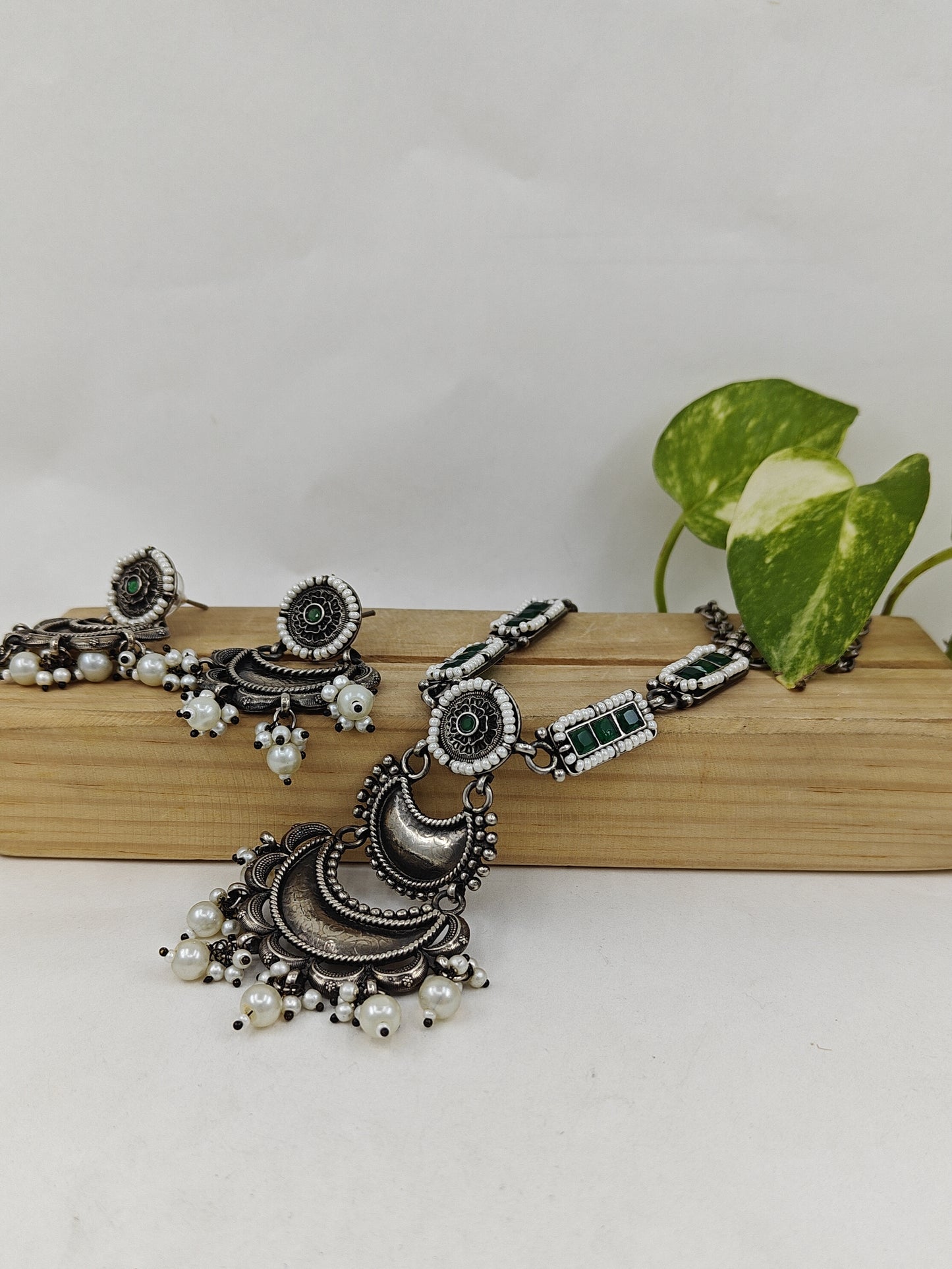 Set with pearls and embedded stones