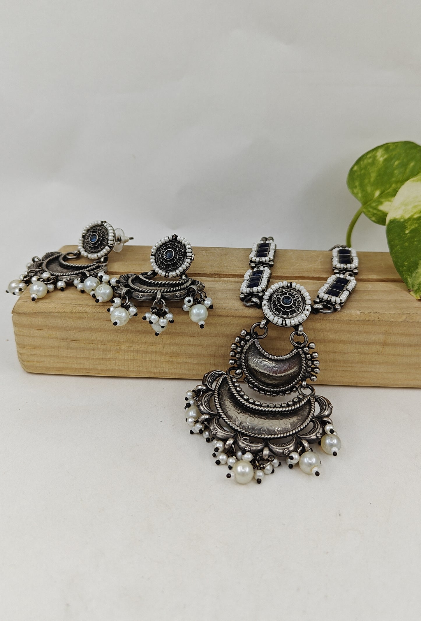 Set with pearls and embedded stones