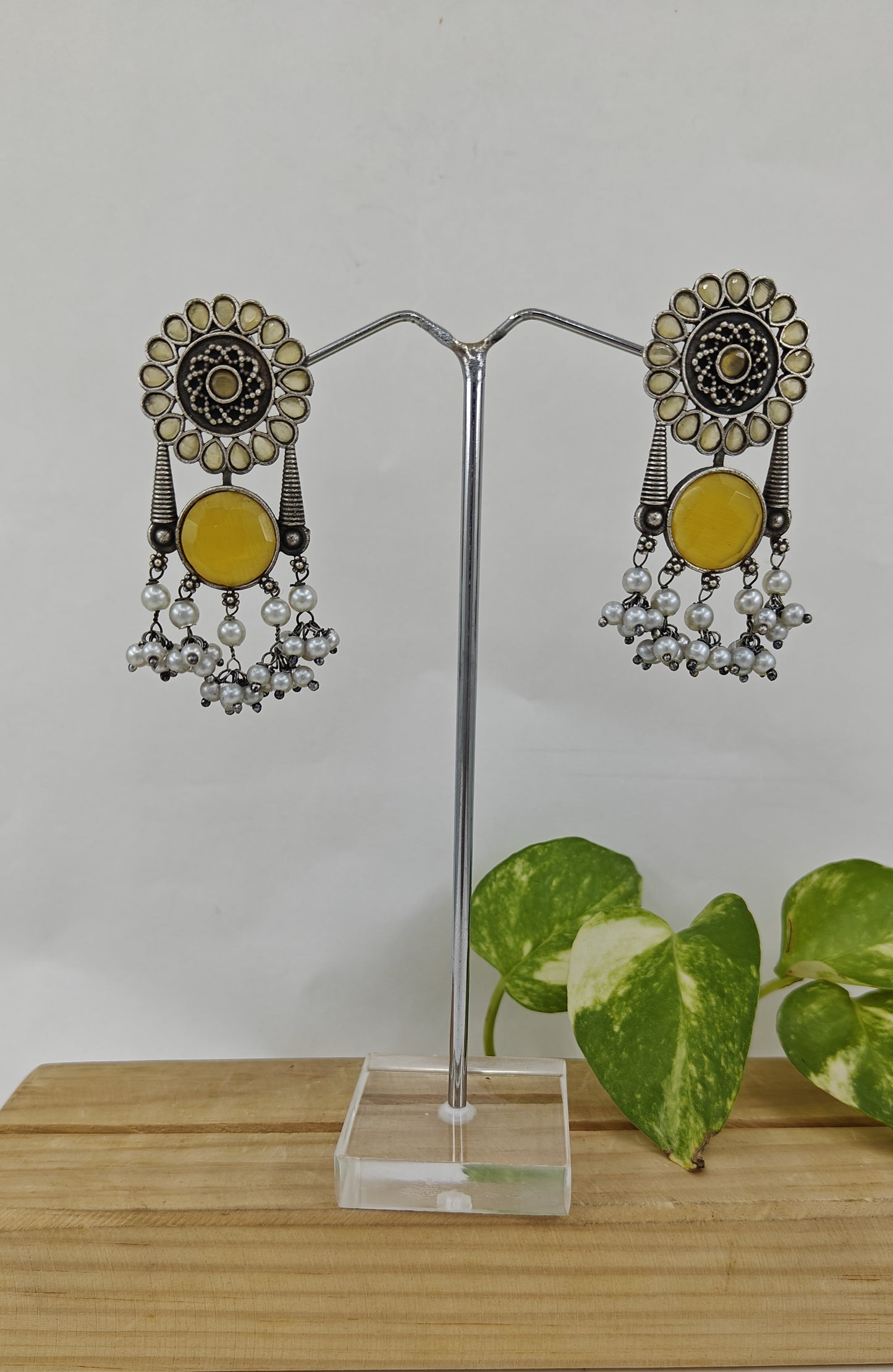 Earrings with stones and pearls hangings