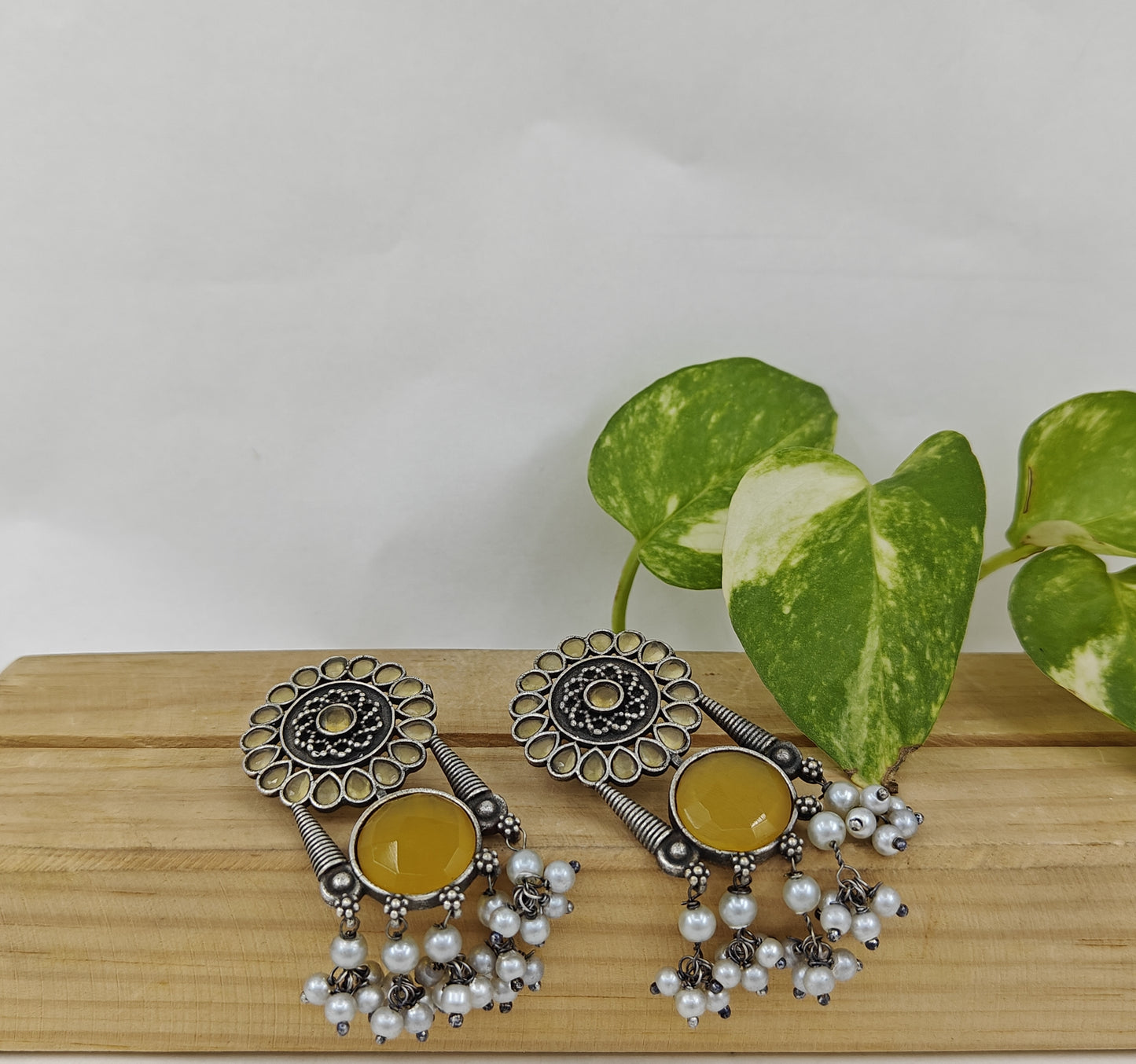 Earrings with stones and pearls hangings