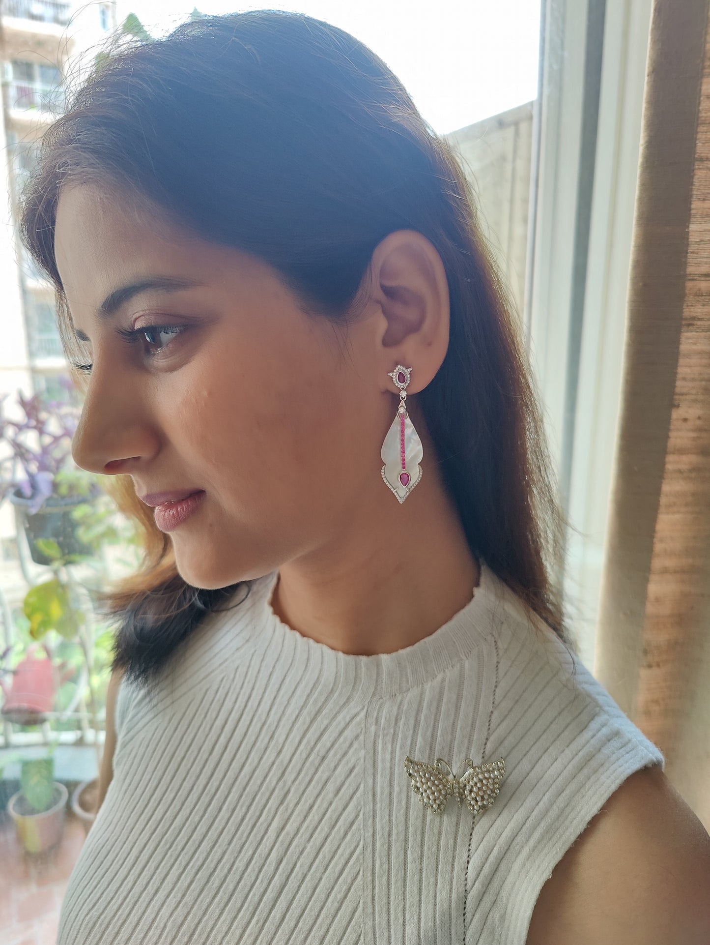 Leaf earrings with stone pendulum