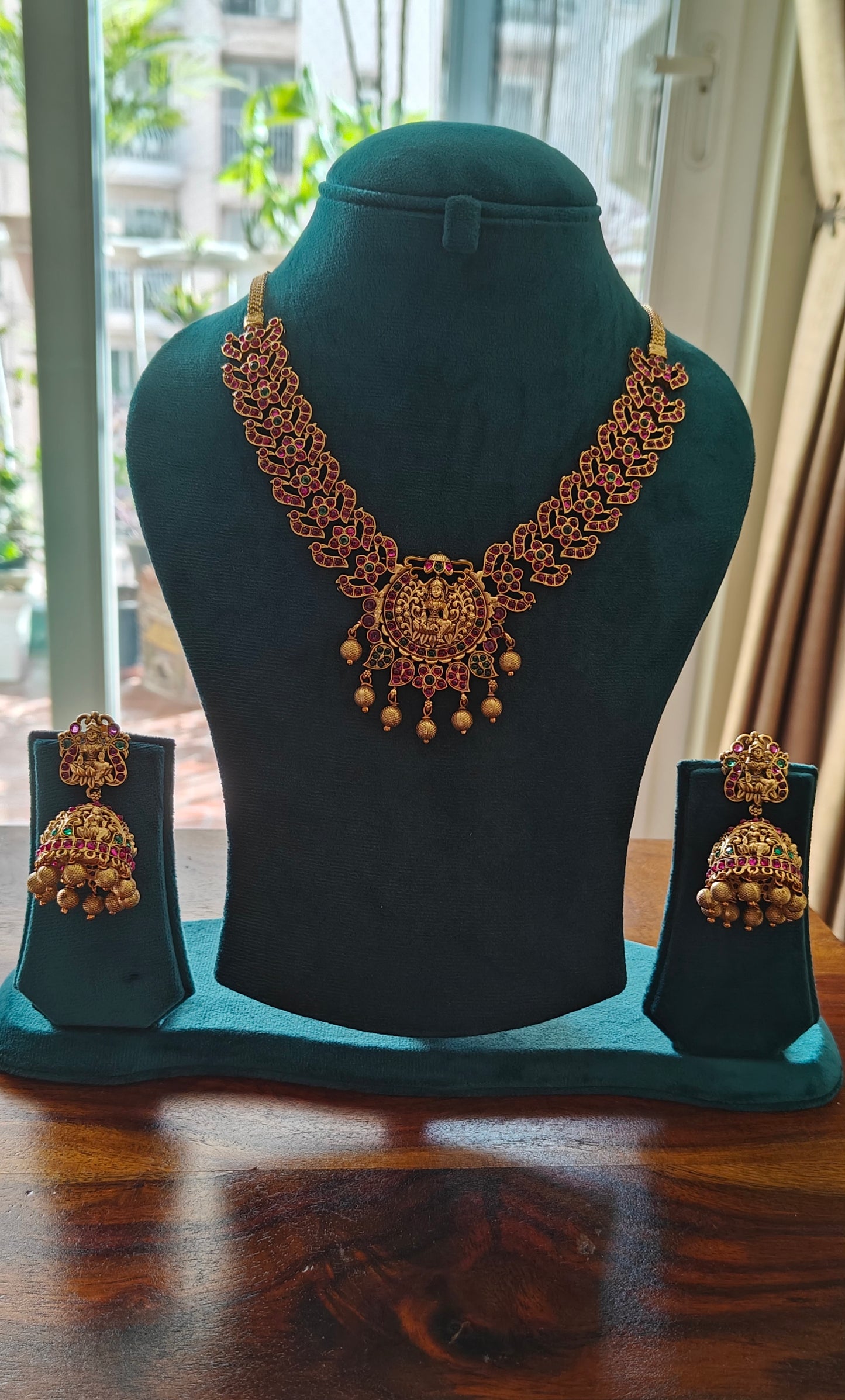 Omala Lakshmi set in Kemp stones