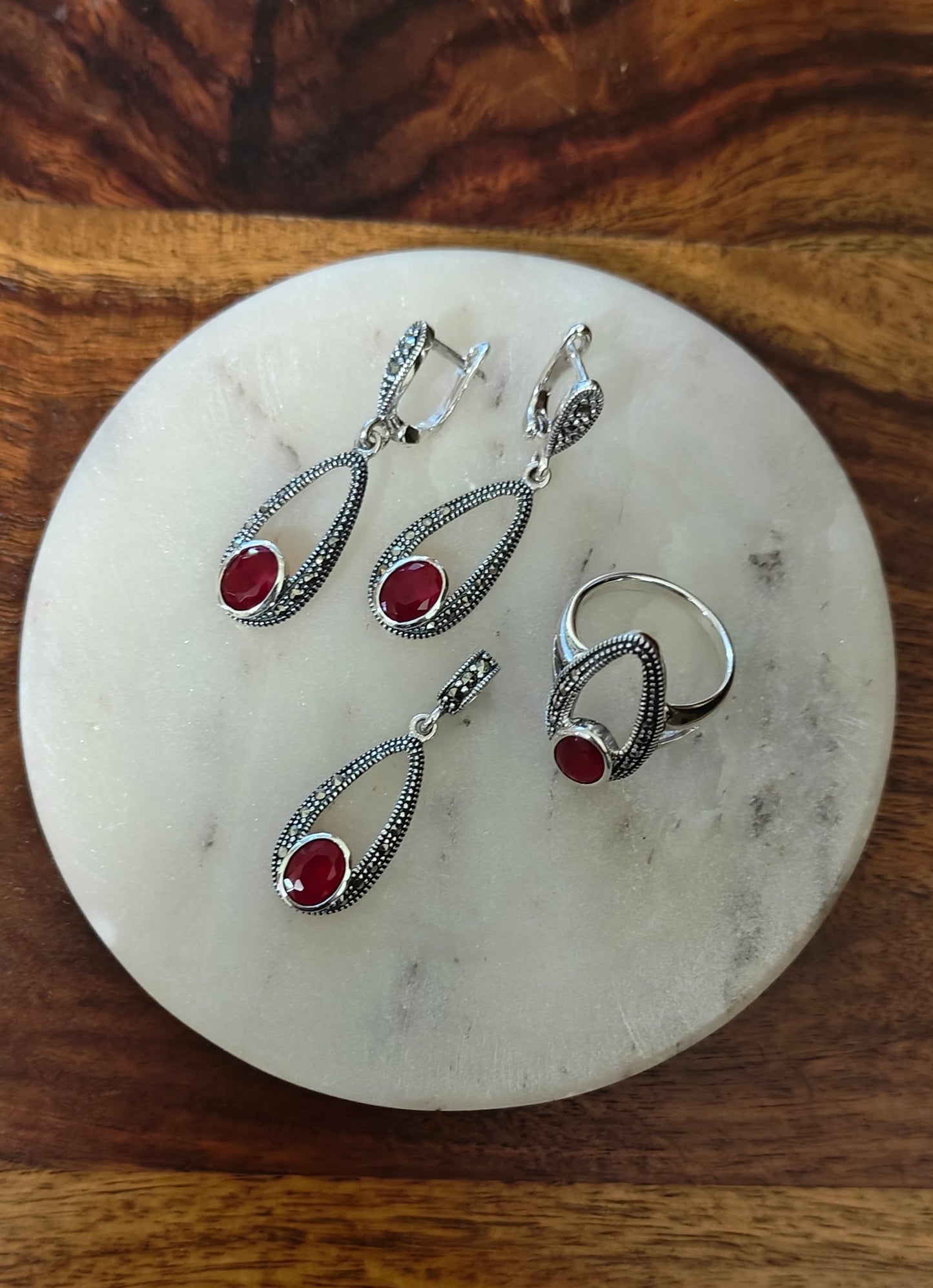 Bindiya silver marcasite set with ruby red stone,ring included