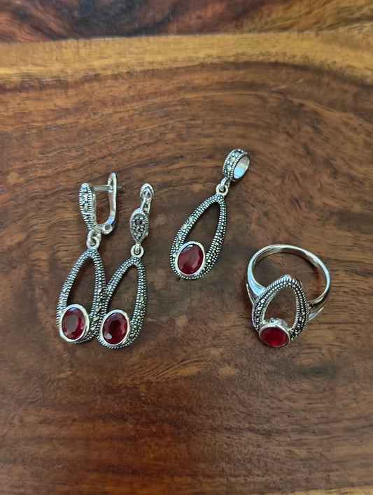 Bindiya silver marcasite set with ruby red stone,ring included