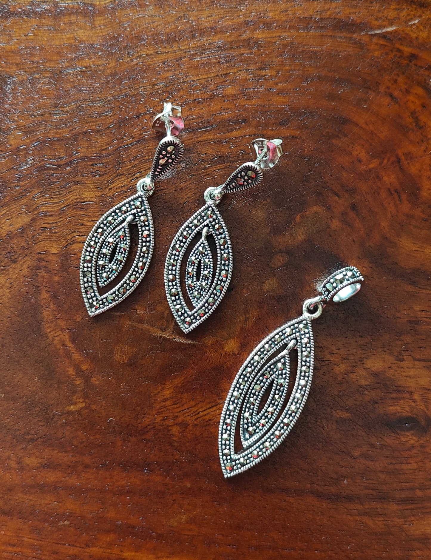 Vark silver leaf shaped danglers and pendant set