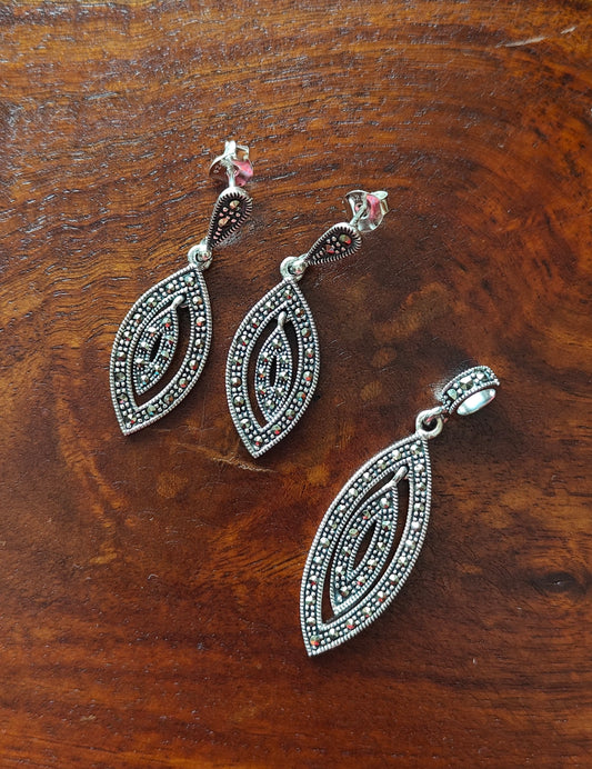 Vark silver leaf shaped danglers and pendant set