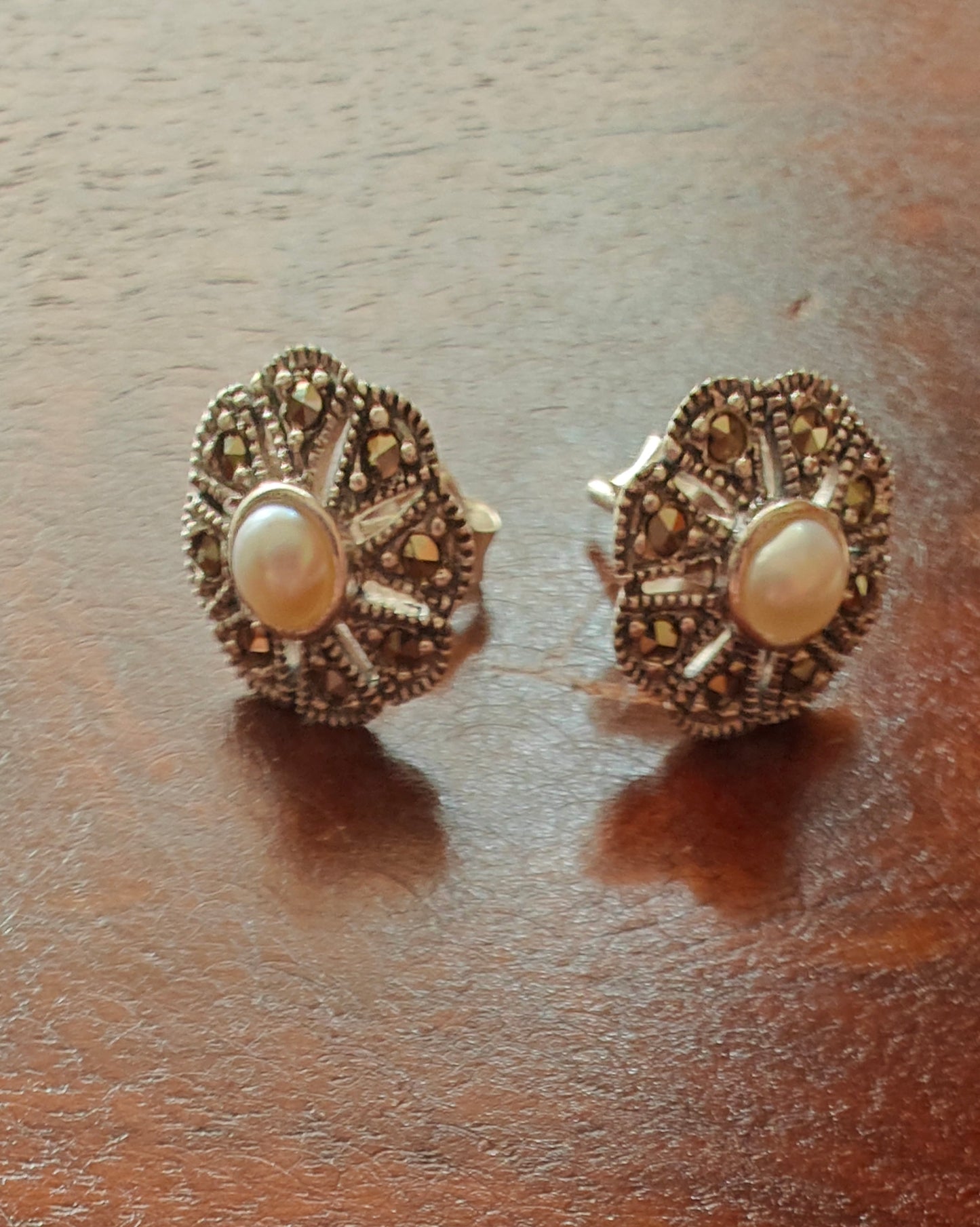 Silver and pearl flowers studs(earrings)