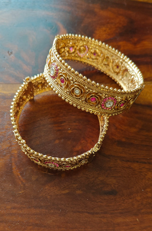 Golden karas with flowers carving with kundan(2pc)