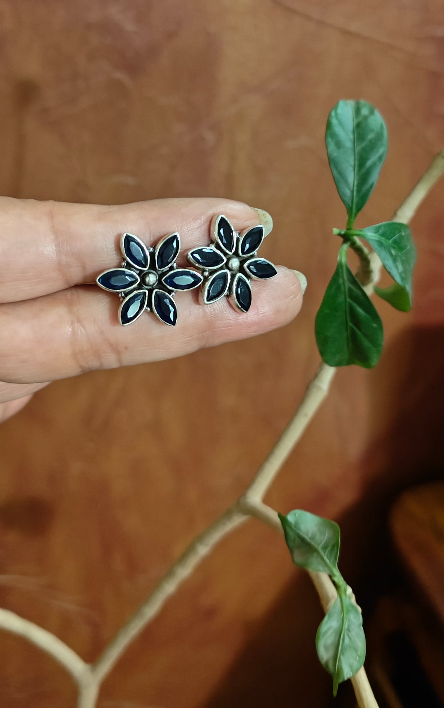 Silver black flower studs( earrings)